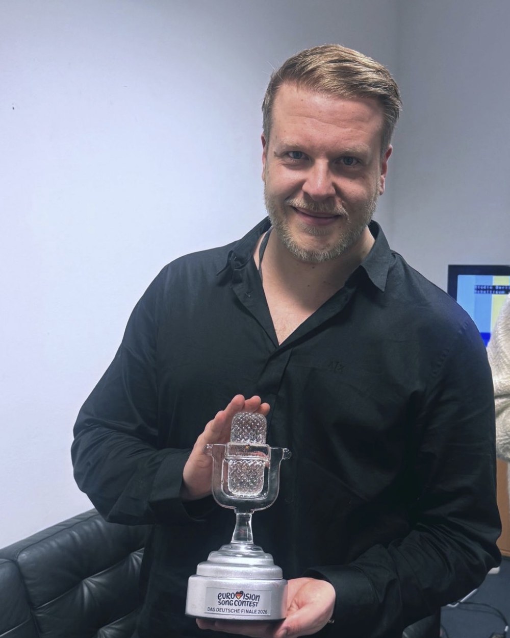 Dario Sch&uuml;rmann with the trophy of the German Eurovision Song Contest final 2026